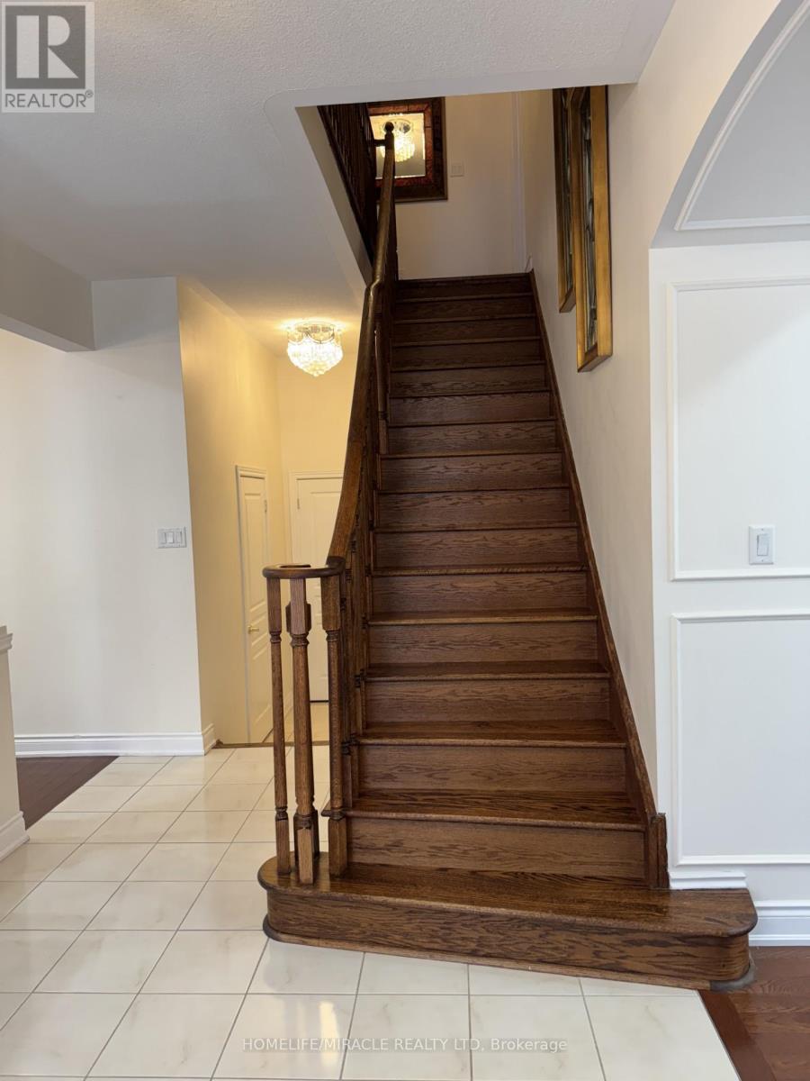 1 Orangeblossom Trail, Brampton, Ontario L6X 3B4 - Photo 8 - W12499380