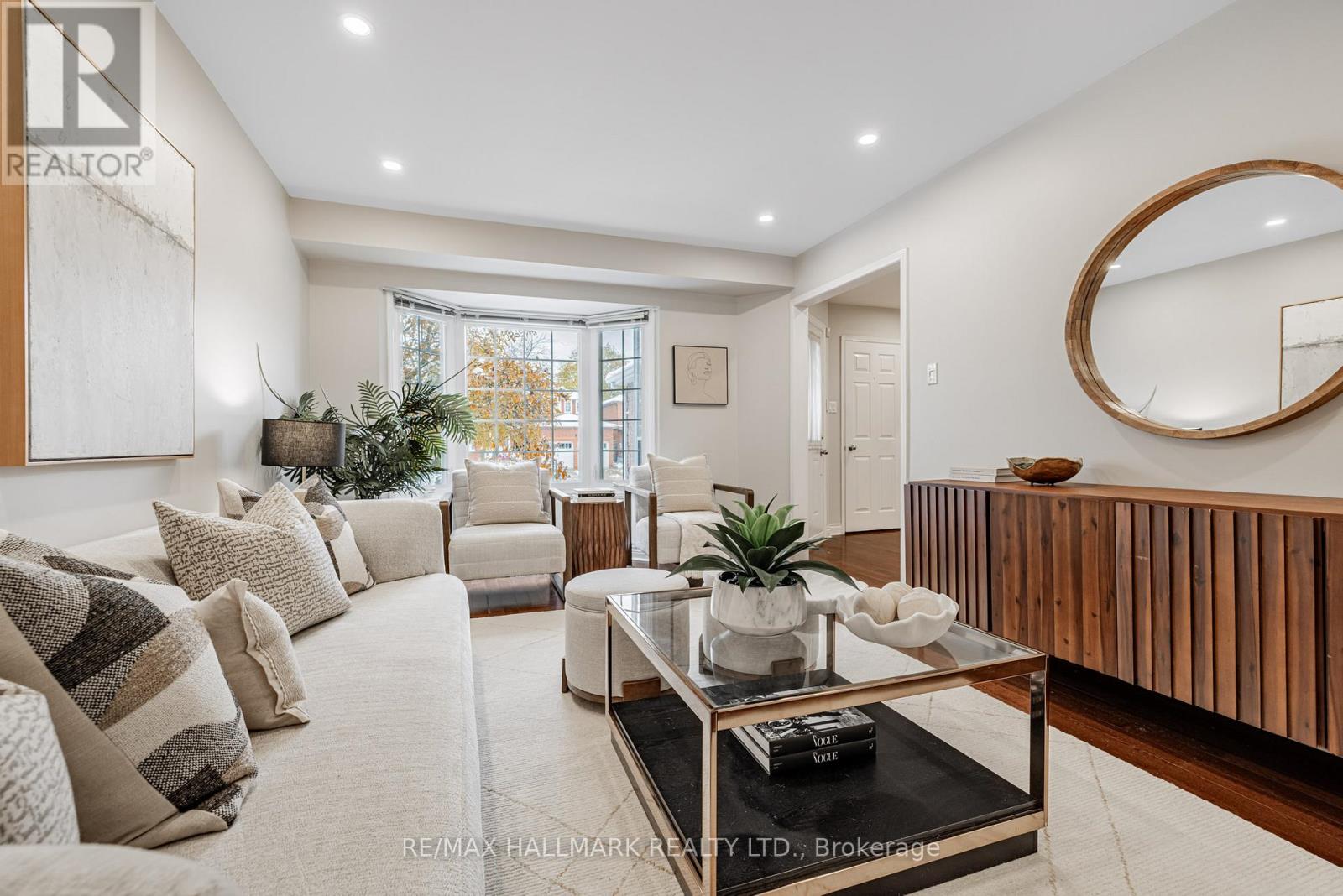 29 Canterbury Court, Richmond Hill, Ontario  L4C 8E4 - Photo 4 - N12537430