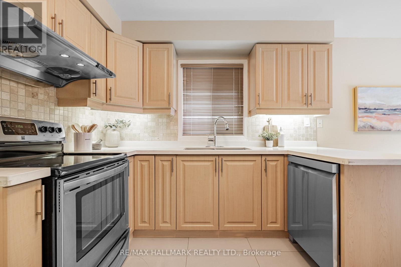 29 Canterbury Court, Richmond Hill, Ontario  L4C 8E4 - Photo 8 - N12537430