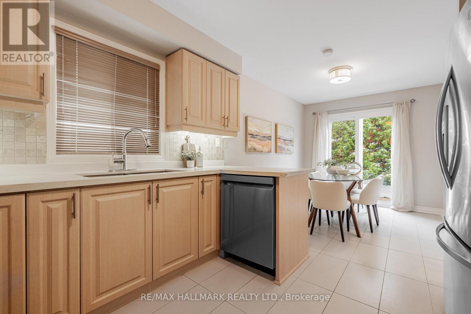 29 Canterbury Court, Richmond Hill, Ontario  L4C 8E4 - Photo 9 - N12537430