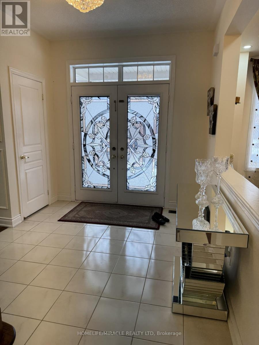 1 Orangeblossom Trail, Brampton, Ontario L6X 3B4 - Photo 3 - W12499380