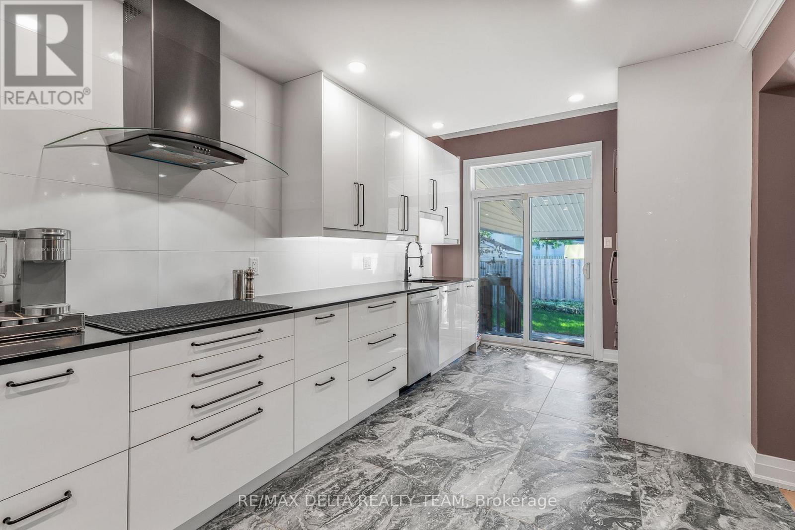 18 Longshire Circle, Ottawa, Ontario  K2J 4K7 - Photo 6 - X12537628