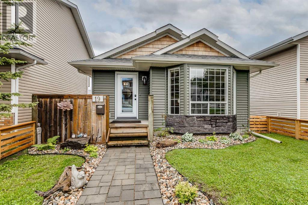 19 Martinwood Court Ne, Calgary, Alberta  T3J 3H1 - Photo 3 - A2250325