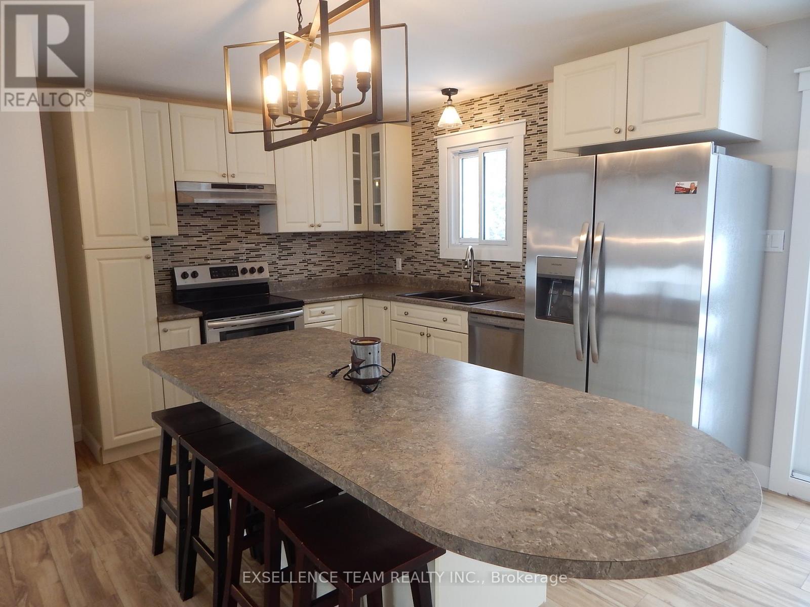 17015 Chevrier Street, North Stormont, Ontario  K0C 1V0 - Photo 6 - X12537592