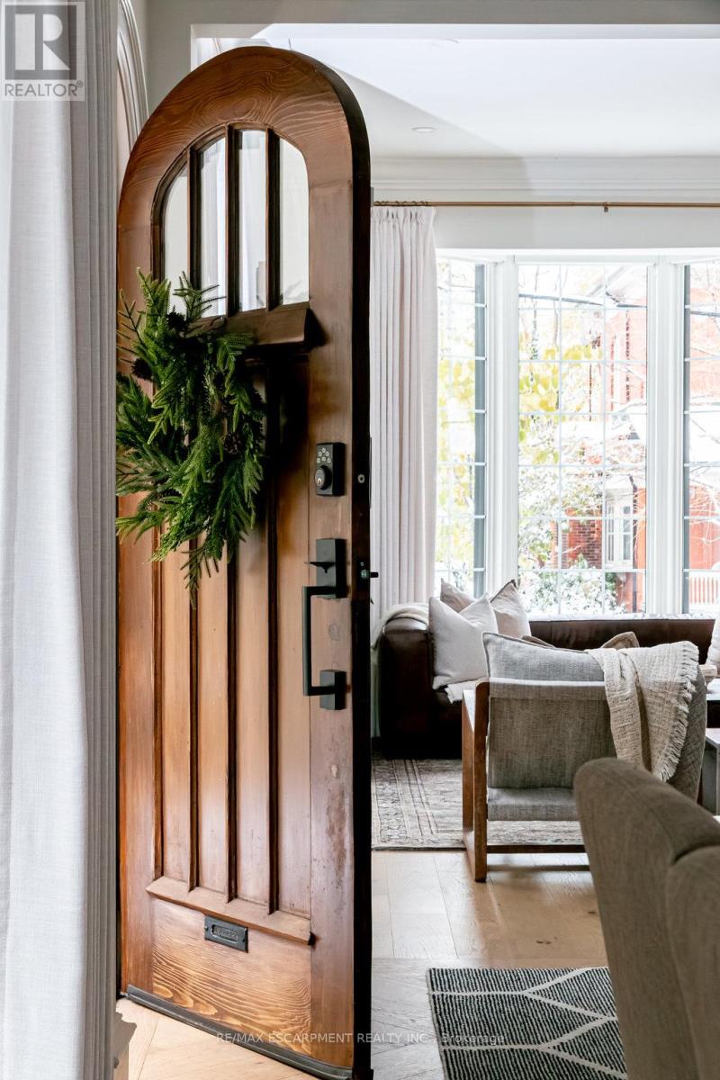 265 Macnab Street S, Hamilton, Ontario  L8P 3E2 - Photo 4 - X12537316