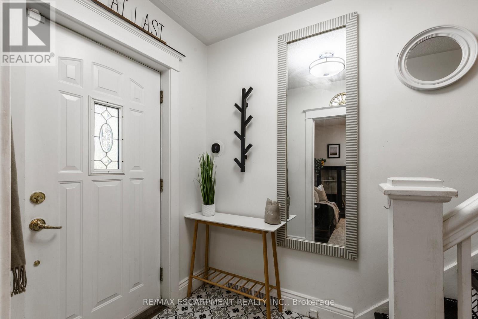 431 Hughson Street N, Hamilton, Ontario L8L 4N4 - Photo 6 - X12537408