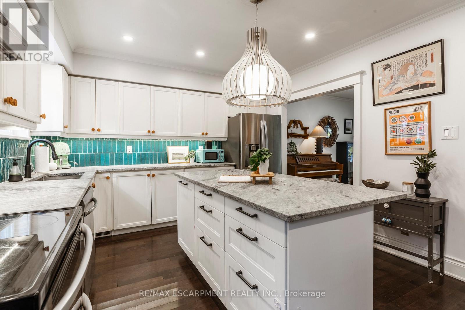 431 Hughson Street N, Hamilton, Ontario L8L 4N4 - Photo 9 - X12537408