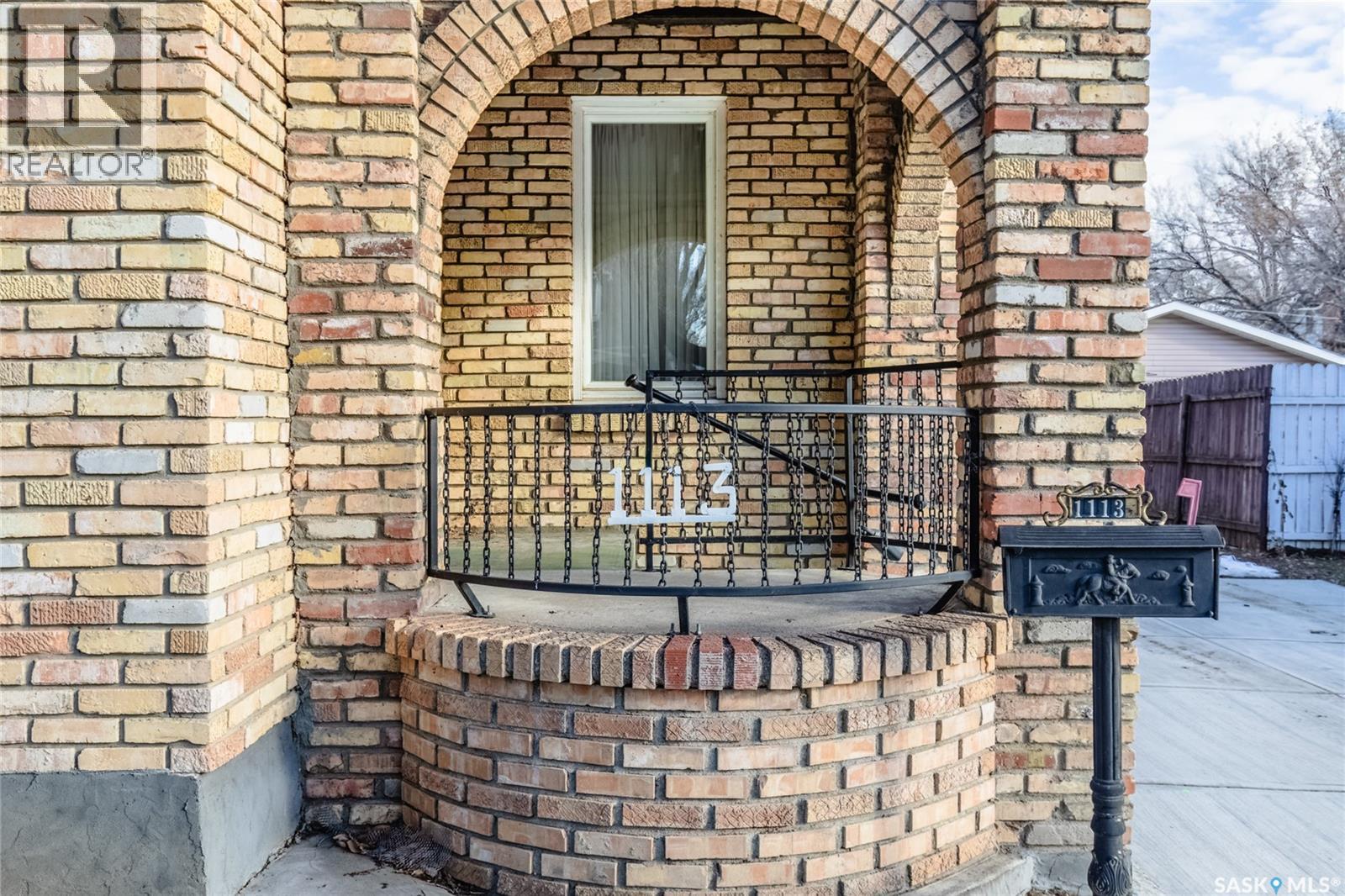 1113 2nd Avenue Nw, Moose Jaw, Saskatchewan  S6H 3R4 - Photo 2 - SK023875