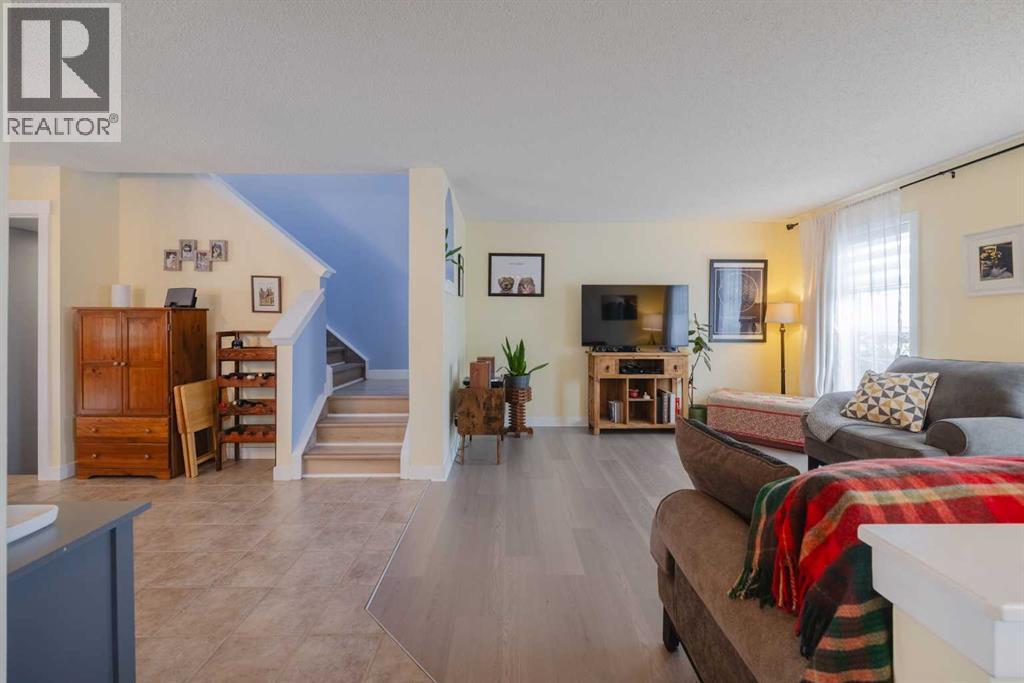 47 Luxstone Point Sw, Airdrie, Alberta  T4B 0H7 - Photo 2 - A2262970