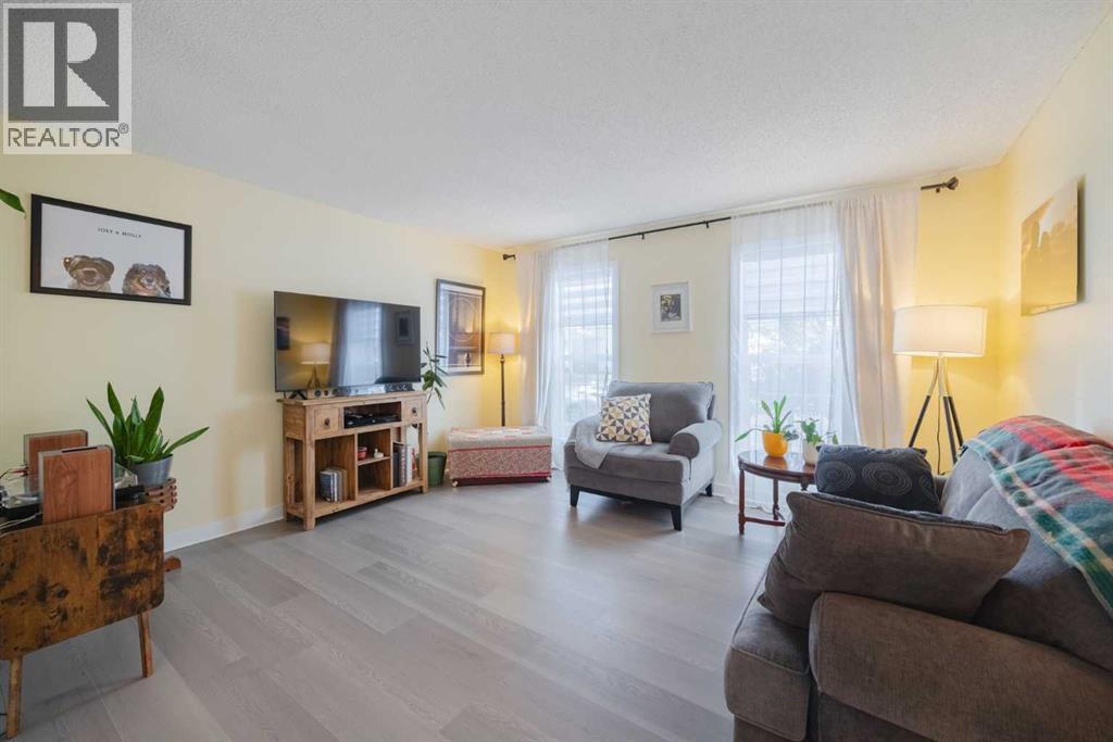 47 Luxstone Point Sw, Airdrie, Alberta  T4B 0H7 - Photo 3 - A2262970