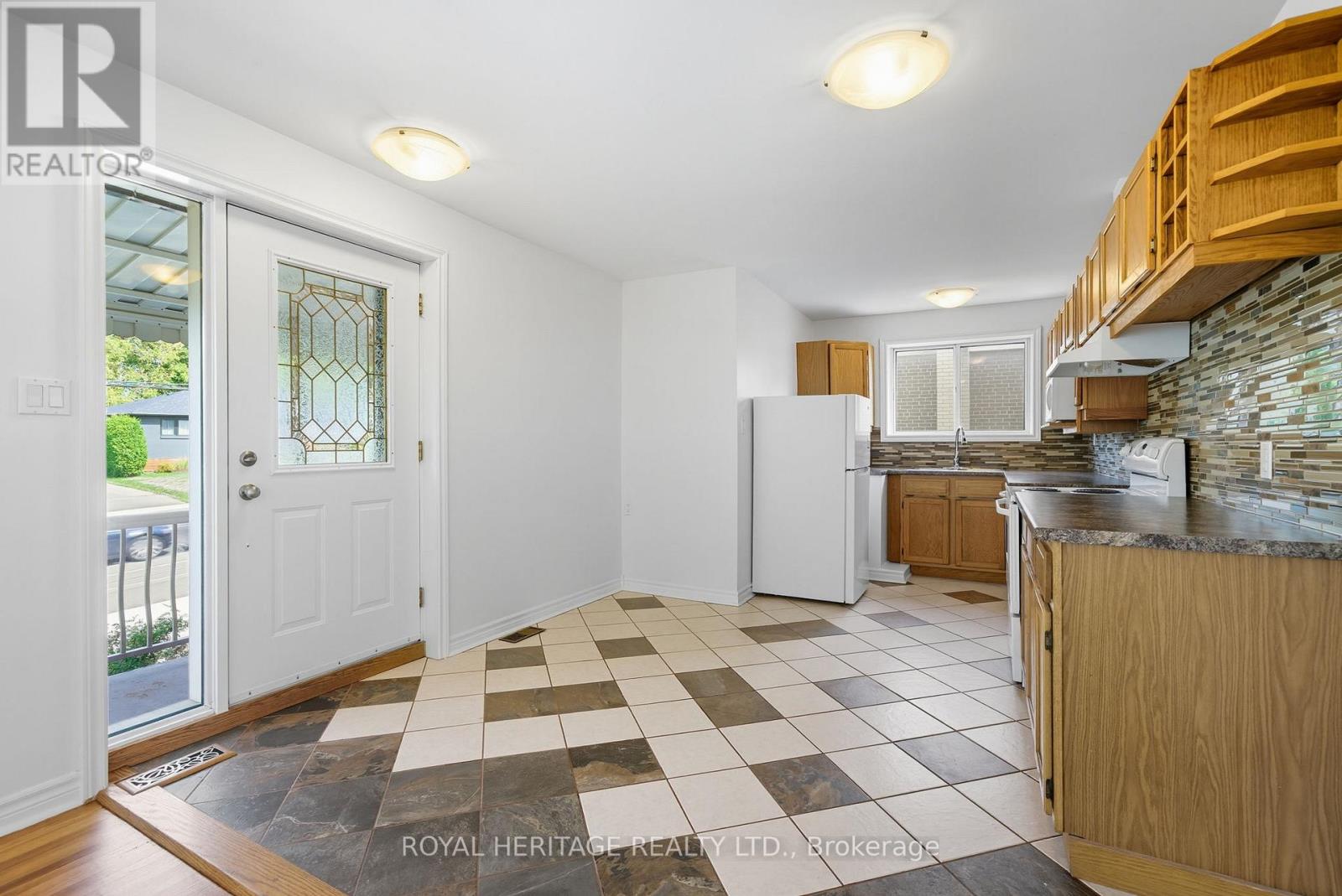 Main - 713 Burns Street W, Whitby, Ontario  L1N 1K5 - Photo 4 - E12537632