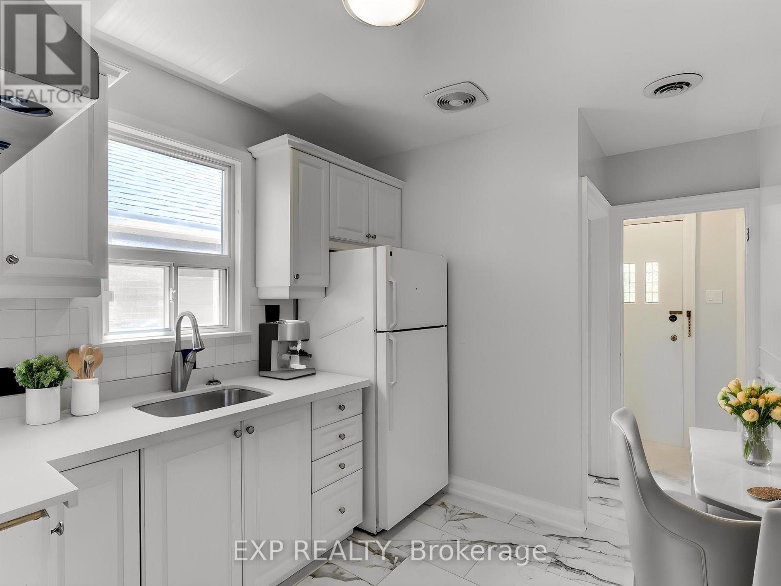 11 Fairside Avenue, Toronto, Ontario  M4C 3G8 - Photo 5 - E12537638