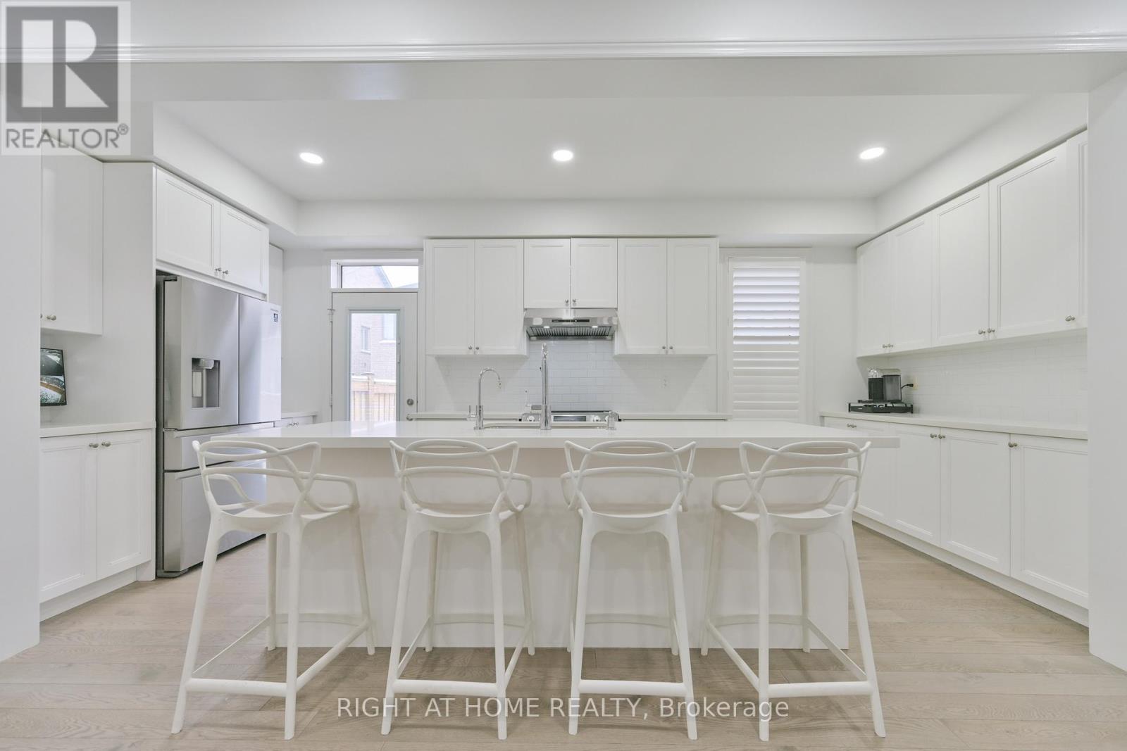 92 Conarty Crescent, Whitby, Ontario  L1P 0L4 - Photo 10 - E12537664