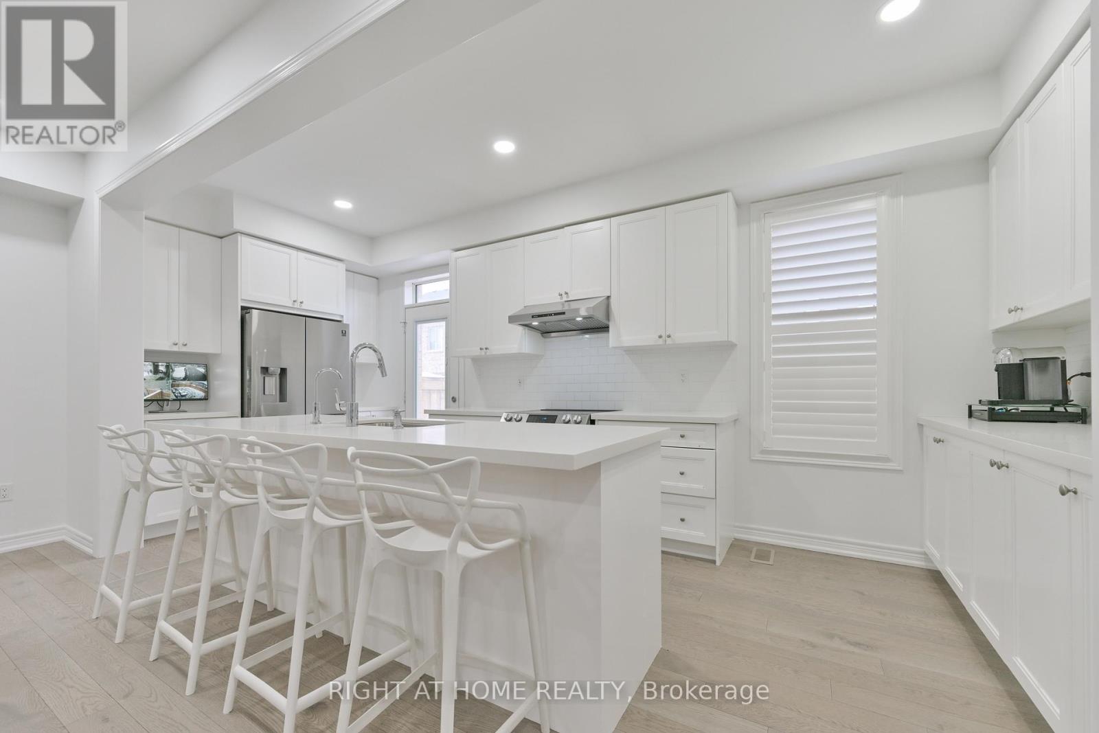 92 Conarty Crescent, Whitby, Ontario  L1P 0L4 - Photo 11 - E12537664