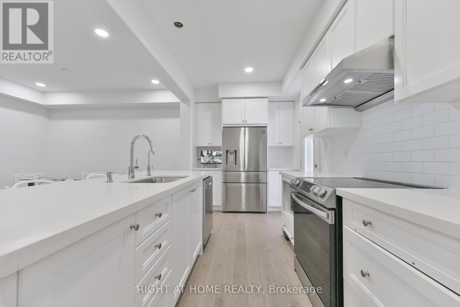 92 Conarty Crescent, Whitby, Ontario  L1P 0L4 - Photo 12 - E12537664