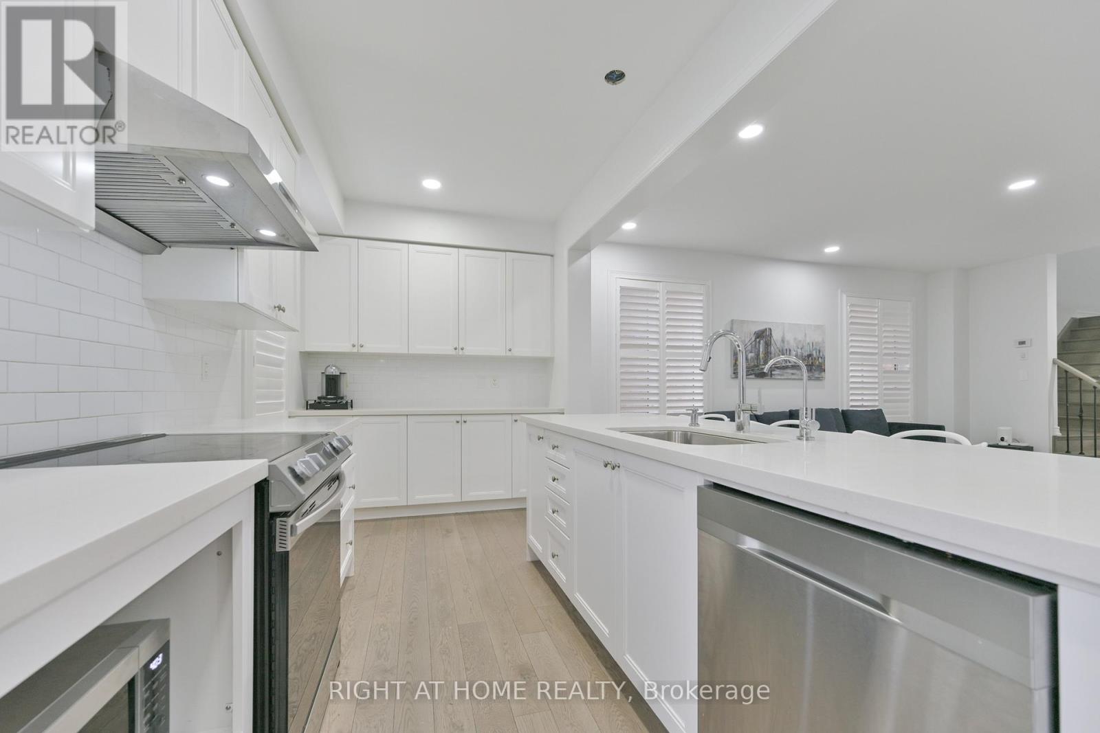 92 Conarty Crescent, Whitby, Ontario  L1P 0L4 - Photo 13 - E12537664