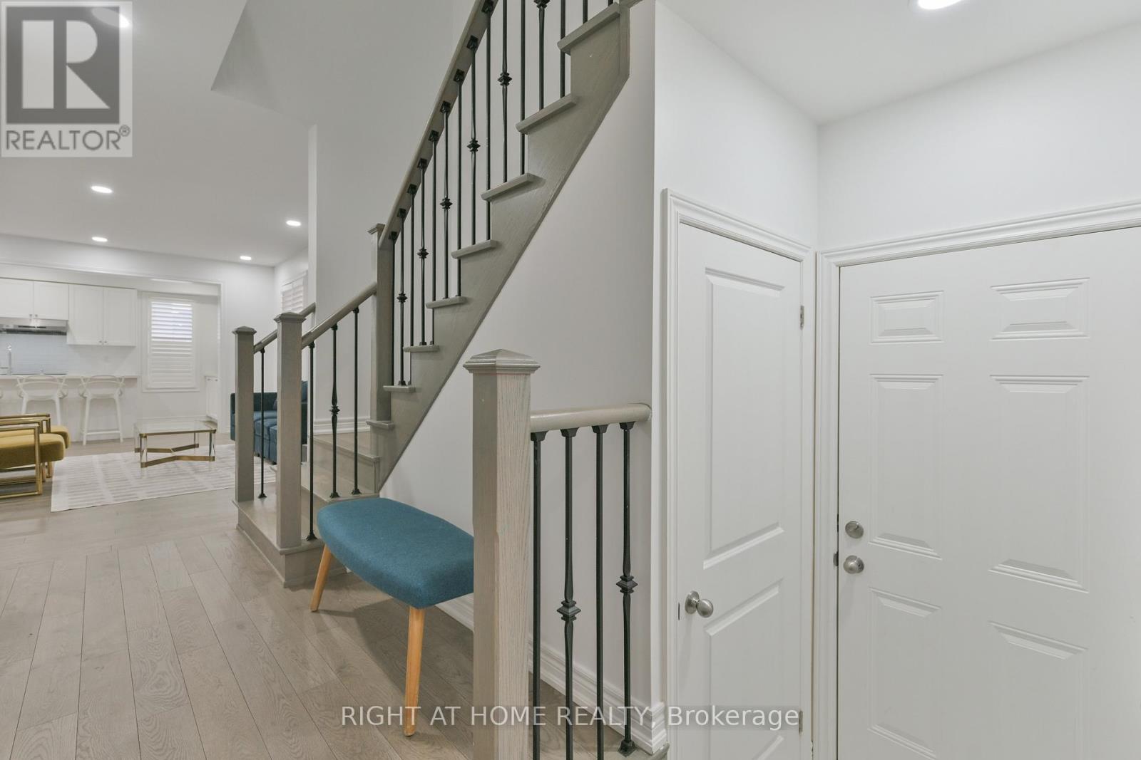 92 Conarty Crescent, Whitby, Ontario  L1P 0L4 - Photo 4 - E12537664