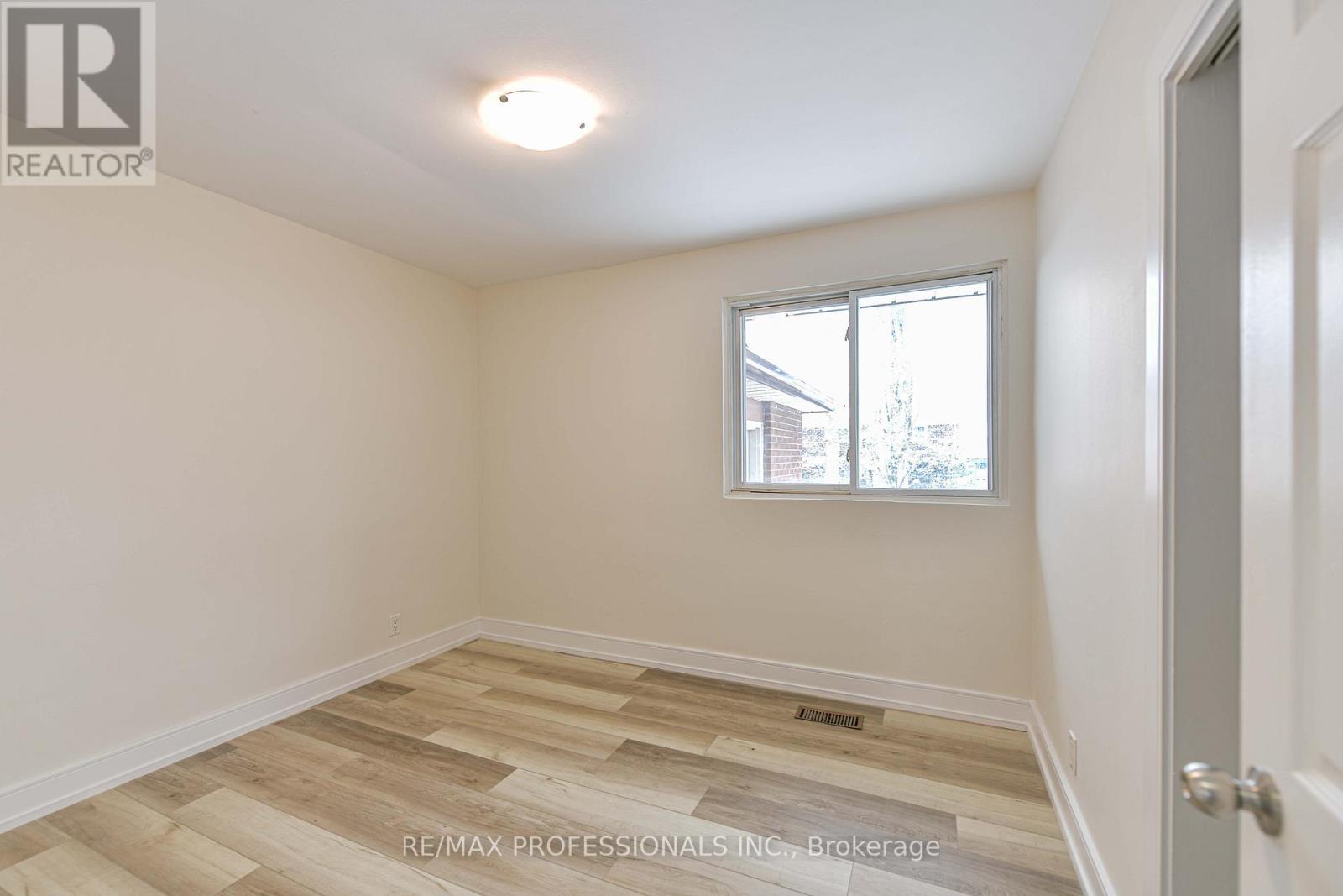 255 Lawrence Avenue, Orillia, Ontario  L3V 5M5 - Photo 13 - S12536890