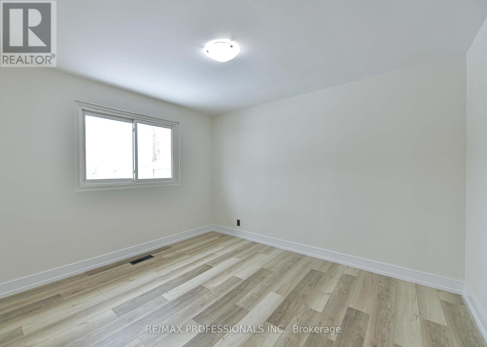 255 Lawrence Avenue, Orillia, Ontario  L3V 5M5 - Photo 12 - S12536890