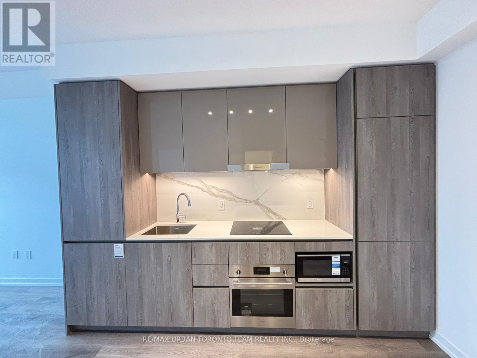 1003 - 8 Interchange Way, Vaughan, Ontario  L4K 5Z7 - Photo 4 - N12537496