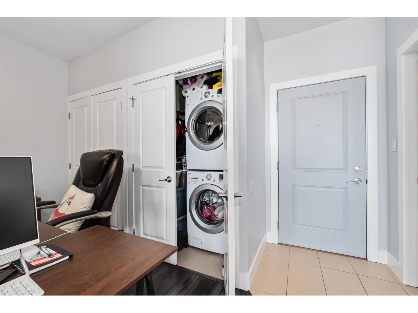 421 2970 King George Boulevard, Surrey, British Columbia  V4P 0E6 - Photo 3 - R3066349