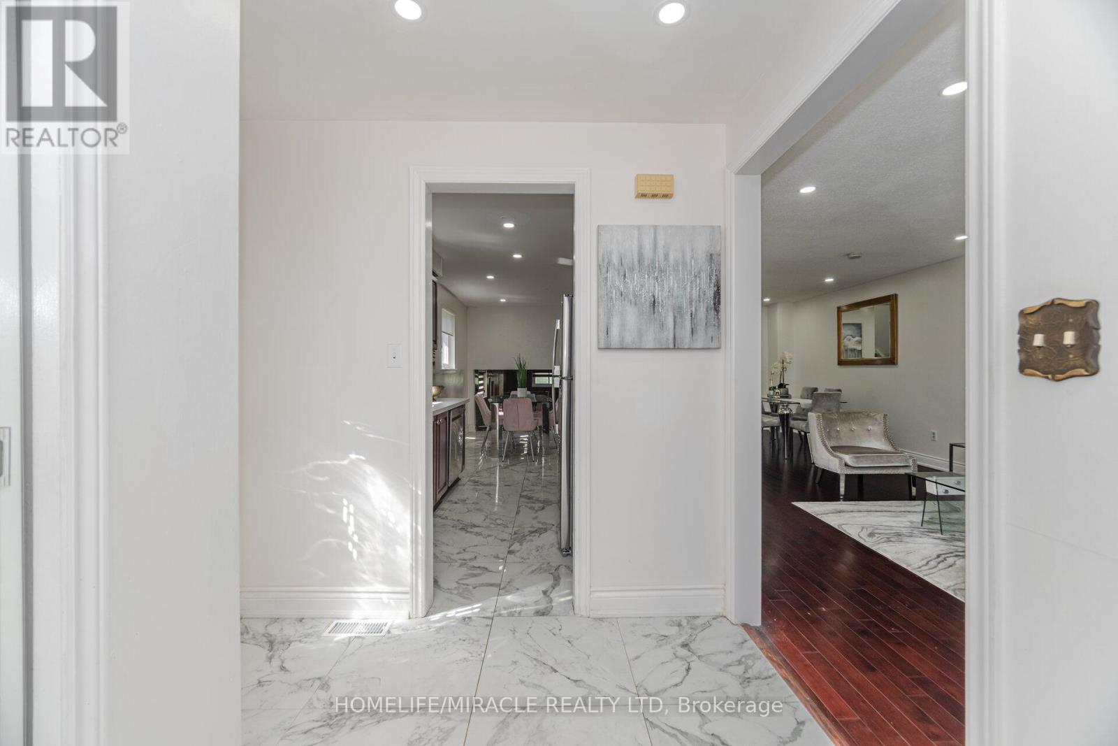 764 Eaglemount Crescent, Mississauga, Ontario  L5C 1N9 - Photo 10 - W12537472