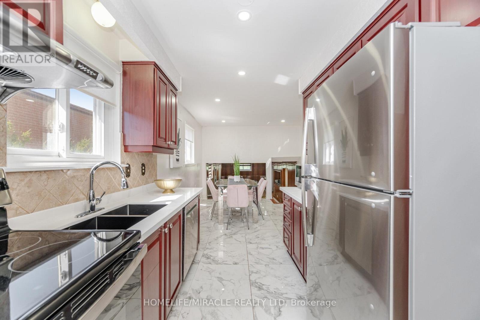 764 Eaglemount Crescent, Mississauga, Ontario  L5C 1N9 - Photo 22 - W12537472