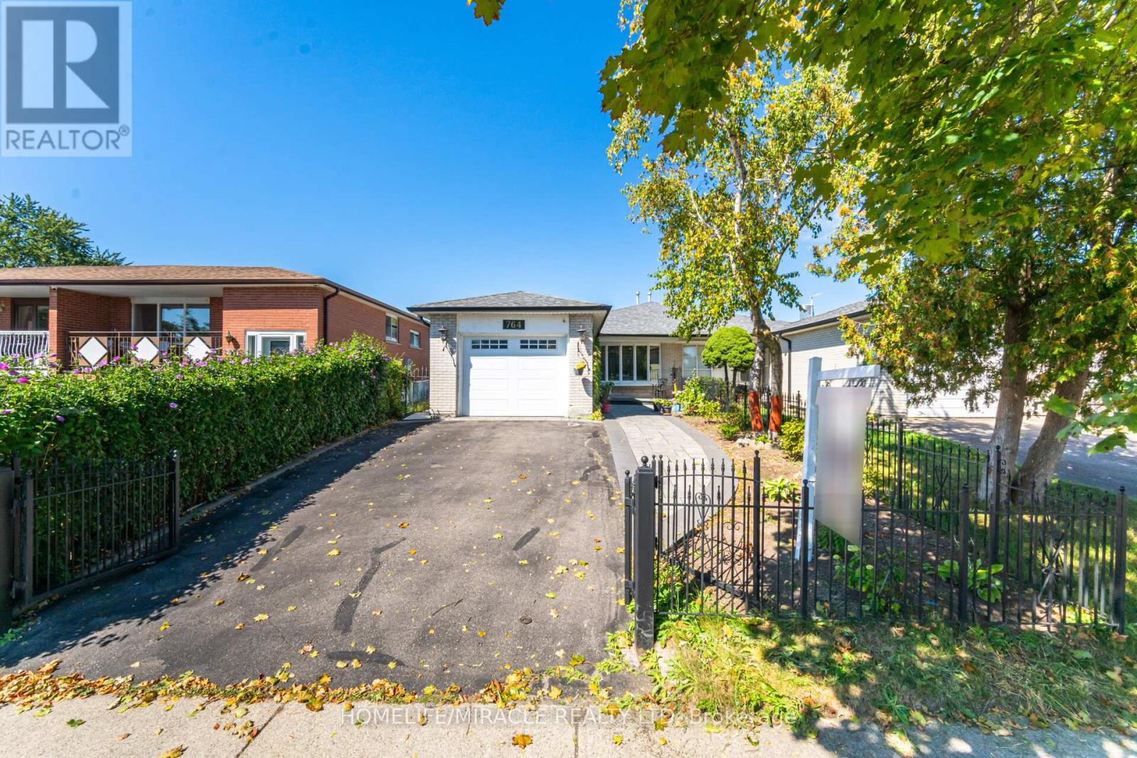 764 Eaglemount Crescent, Mississauga, Ontario  L5C 1N9 - Photo 3 - W12537472