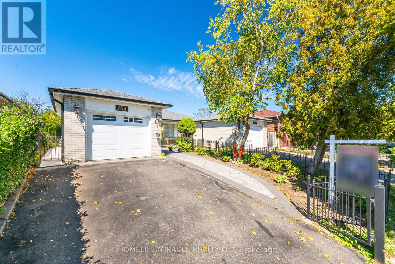 764 Eaglemount Crescent, Mississauga, Ontario  L5C 1N9 - Photo 4 - W12537472