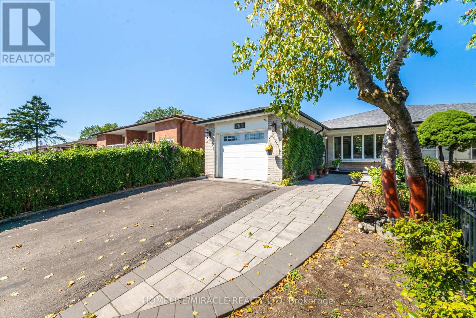 764 Eaglemount Crescent, Mississauga, Ontario  L5C 1N9 - Photo 5 - W12537472