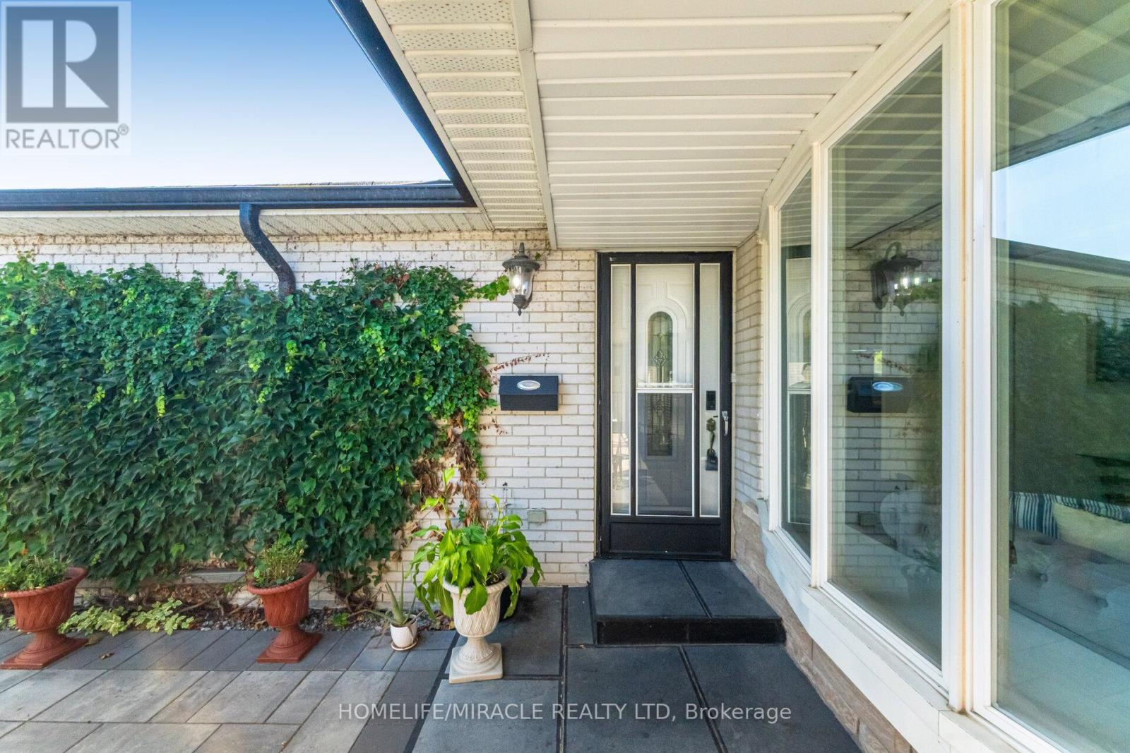 764 Eaglemount Crescent, Mississauga, Ontario  L5C 1N9 - Photo 7 - W12537472