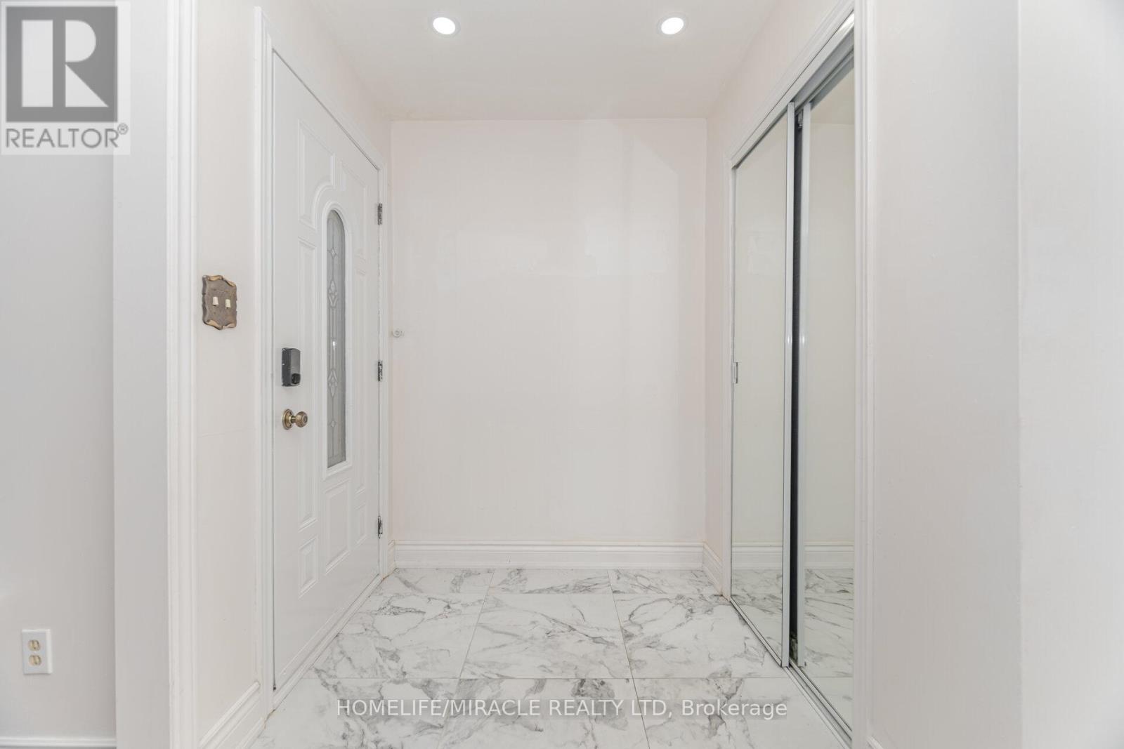 764 Eaglemount Crescent, Mississauga, Ontario  L5C 1N9 - Photo 9 - W12537472