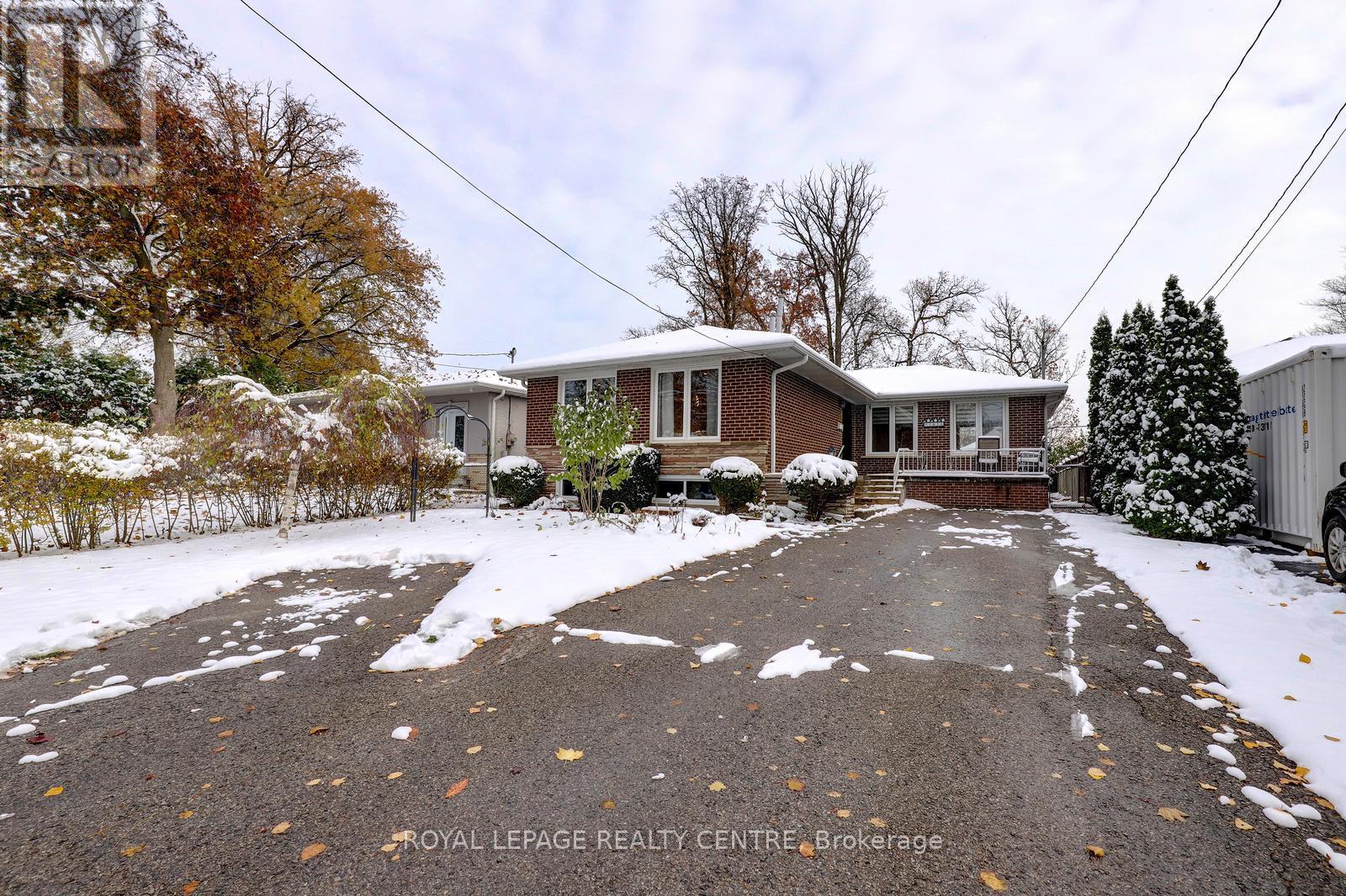 1416 Monaghan Circle, Mississauga, Ontario  L5C 1R8 - Photo 2 - W12537484