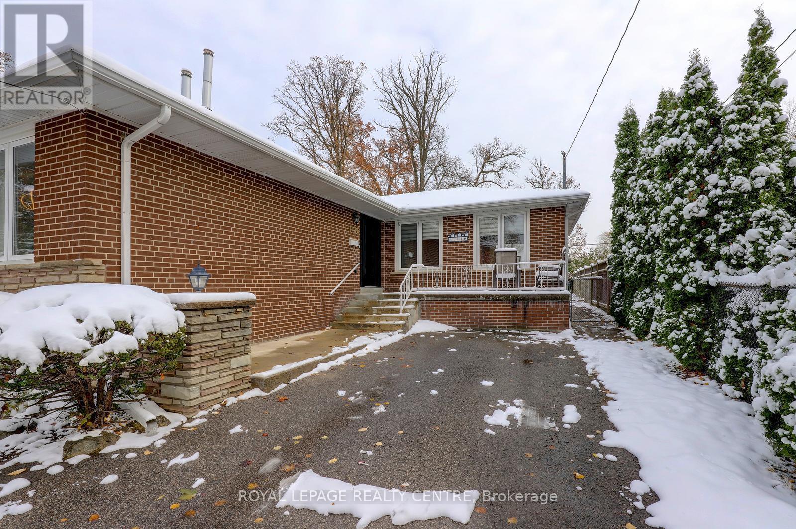 1416 Monaghan Circle, Mississauga, Ontario  L5C 1R8 - Photo 4 - W12537484