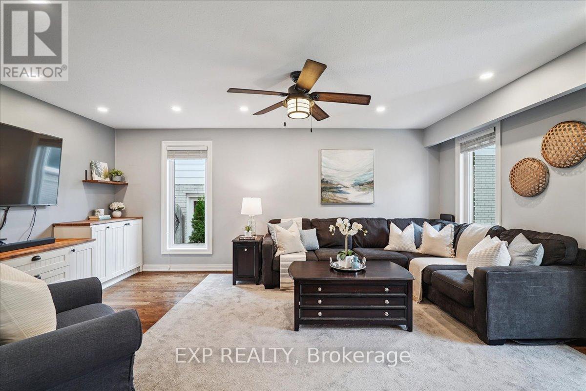 1923 Steepbank Crescent, Mississauga, Ontario  L4X 1T9 - Photo 5 - W12537540