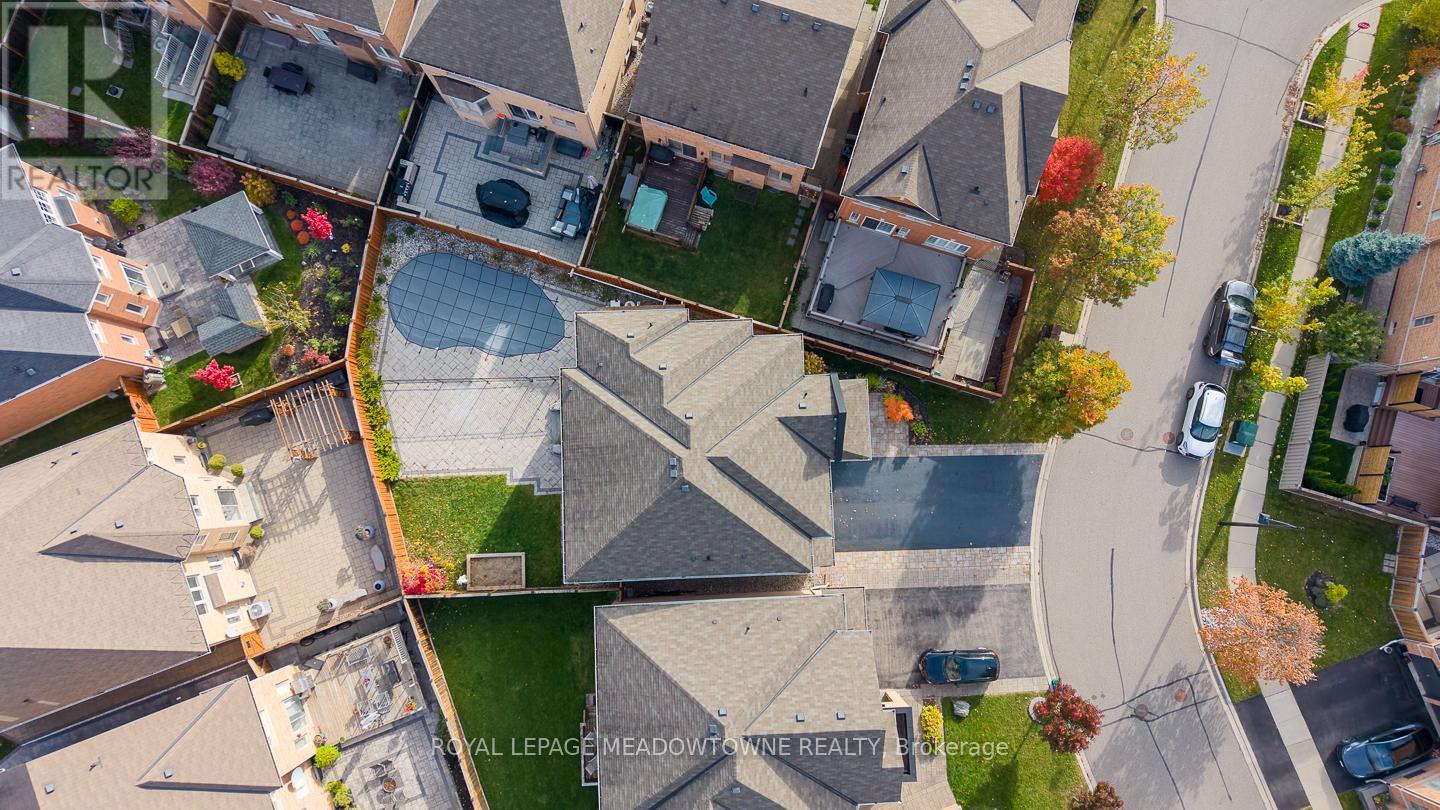 195 Huddlestone Crescent, Milton, Ontario  L9T 8M9 - Photo 2 - W12537610