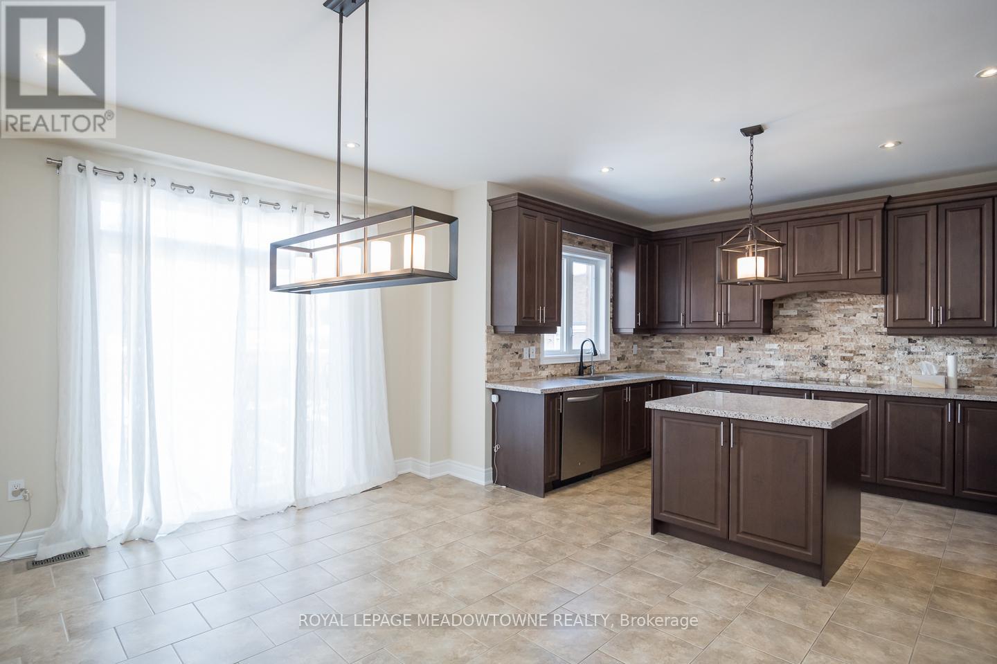 195 Huddlestone Crescent, Milton, Ontario  L9T 8M9 - Photo 9 - W12537610