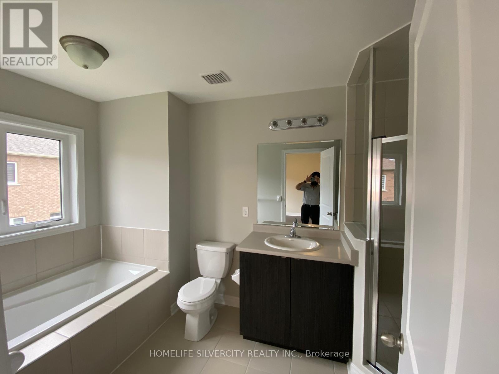 142 Finegan Circle, Brampton, Ontario  L7A 4Z7 - Photo 13 - W12537694