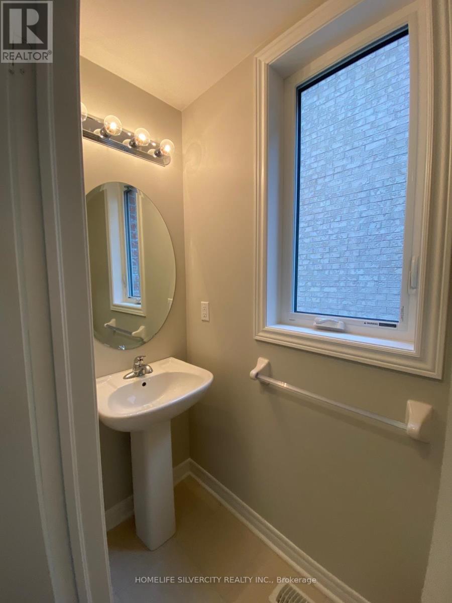 142 Finegan Circle, Brampton, Ontario  L7A 4Z7 - Photo 4 - W12537694