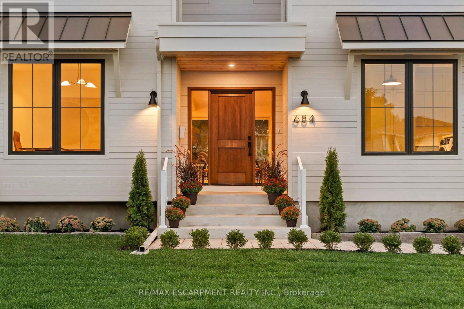 684 Peele Boulevard, Burlington, Ontario  L7R 3B9 - Photo 2 - W12537698