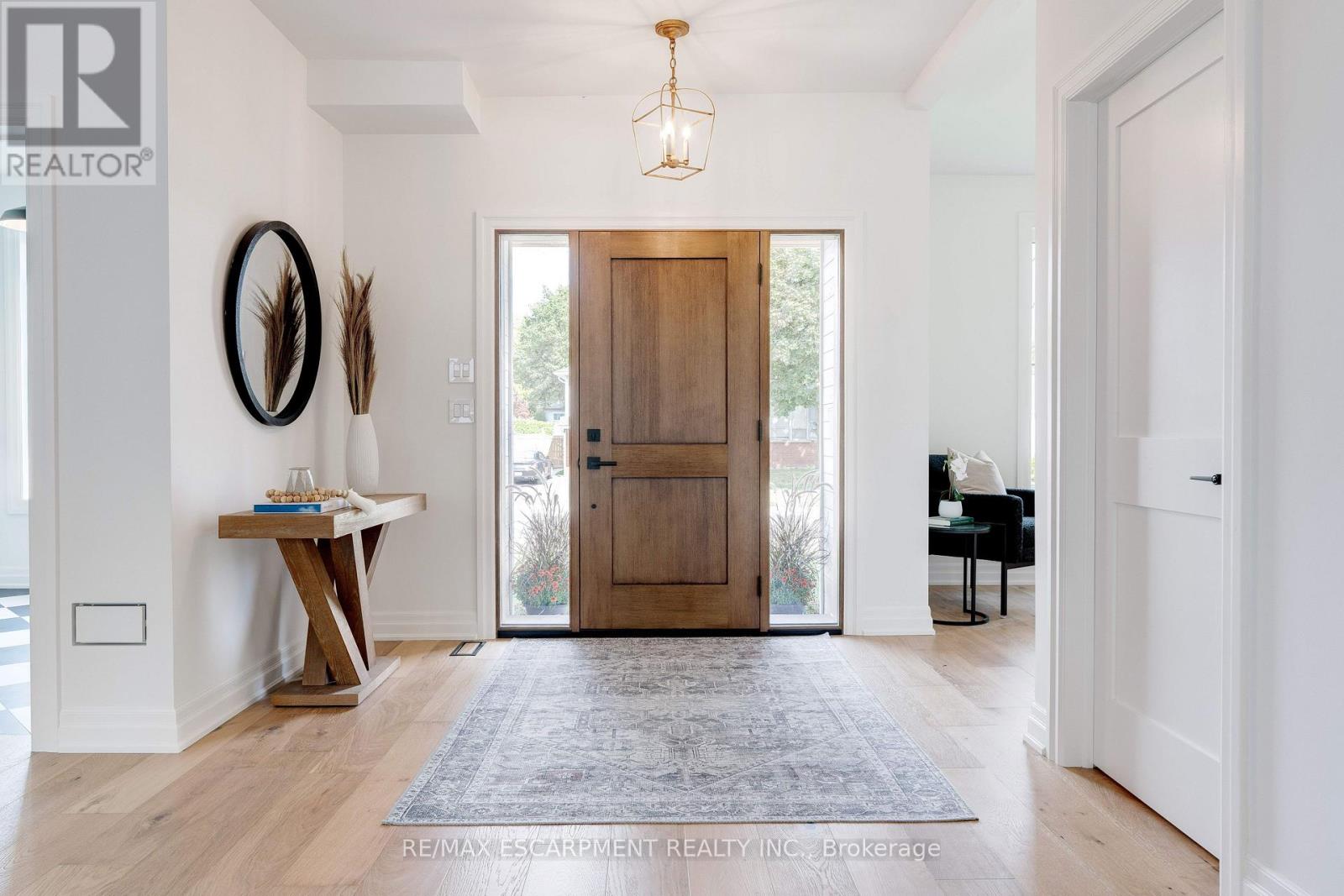 684 Peele Boulevard, Burlington, Ontario  L7R 3B9 - Photo 3 - W12537698