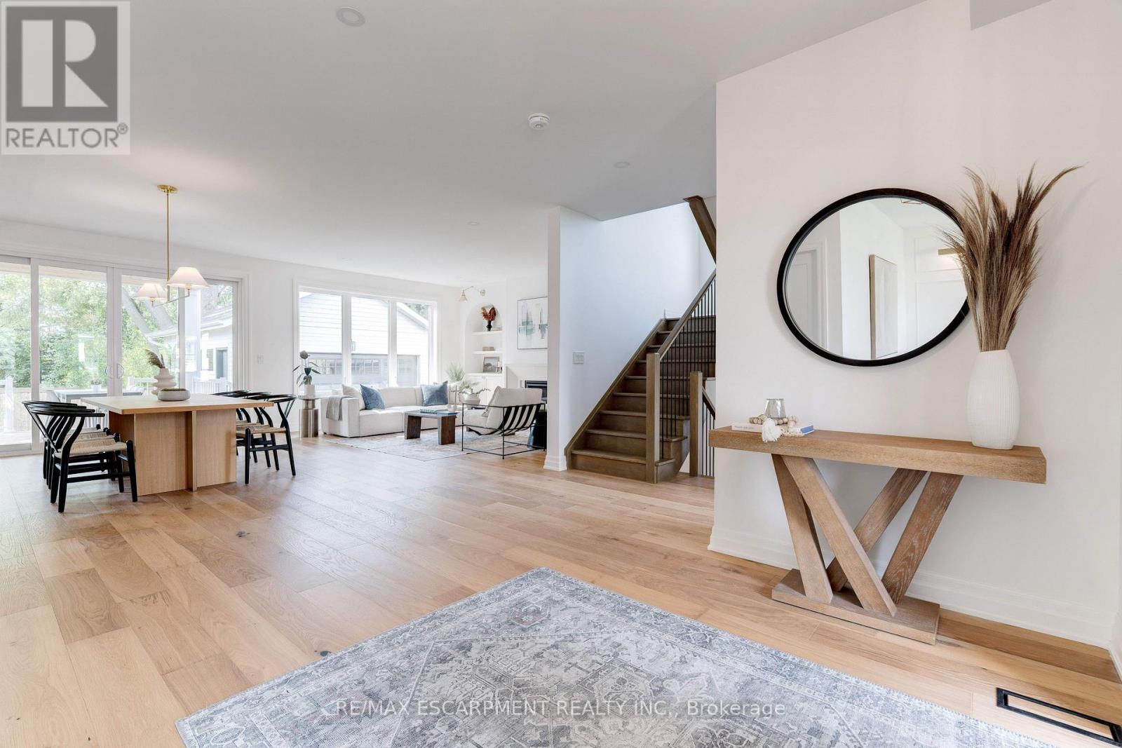 684 Peele Boulevard, Burlington, Ontario  L7R 3B9 - Photo 4 - W12537698