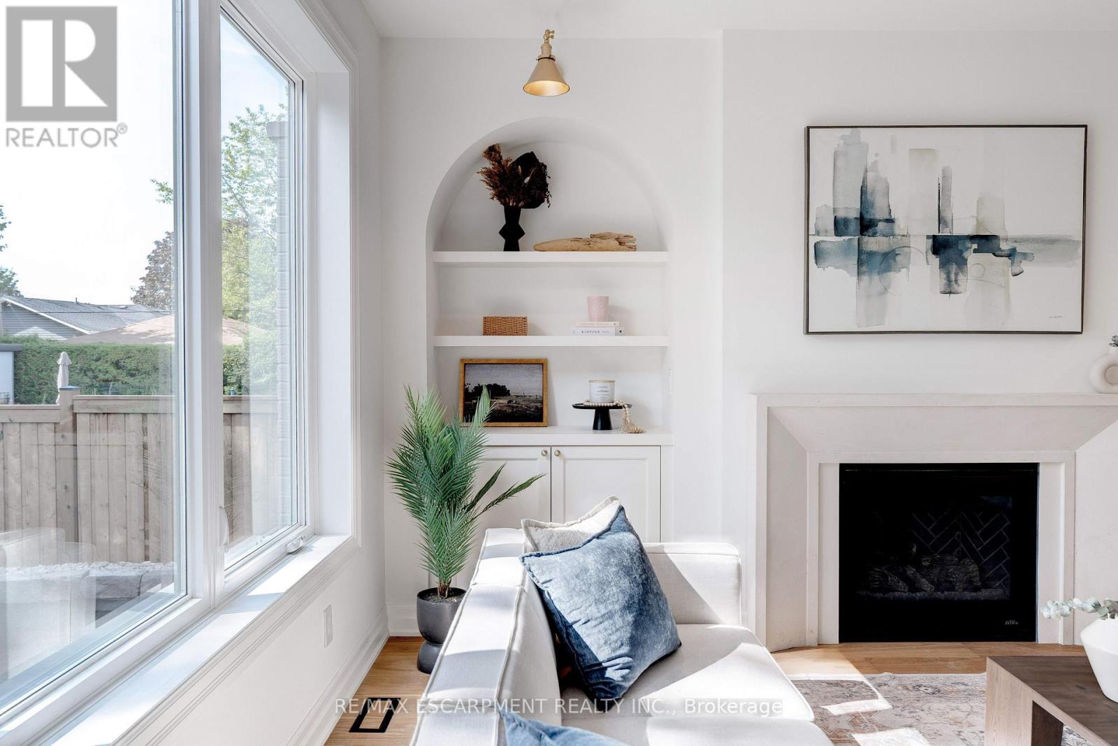 684 Peele Boulevard, Burlington, Ontario  L7R 3B9 - Photo 9 - W12537698