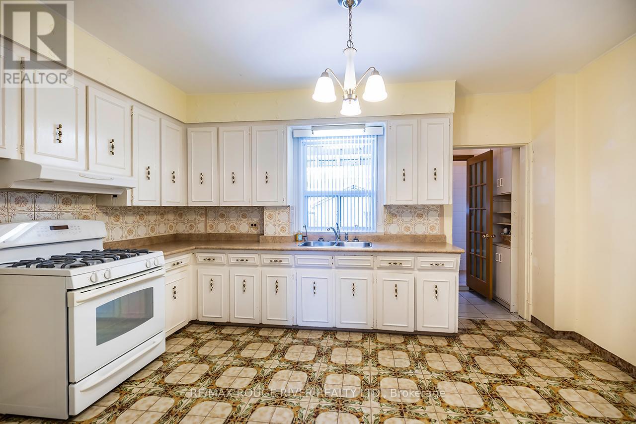 17 Talbot Street, Toronto, Ontario  M6N 1G5 - Photo 11 - W12537712