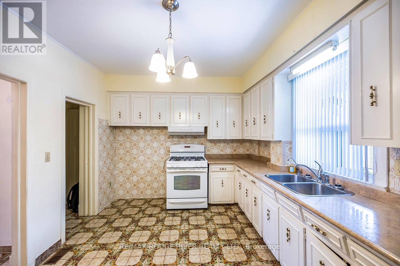 17 Talbot Street, Toronto, Ontario  M6N 1G5 - Photo 13 - W12537712