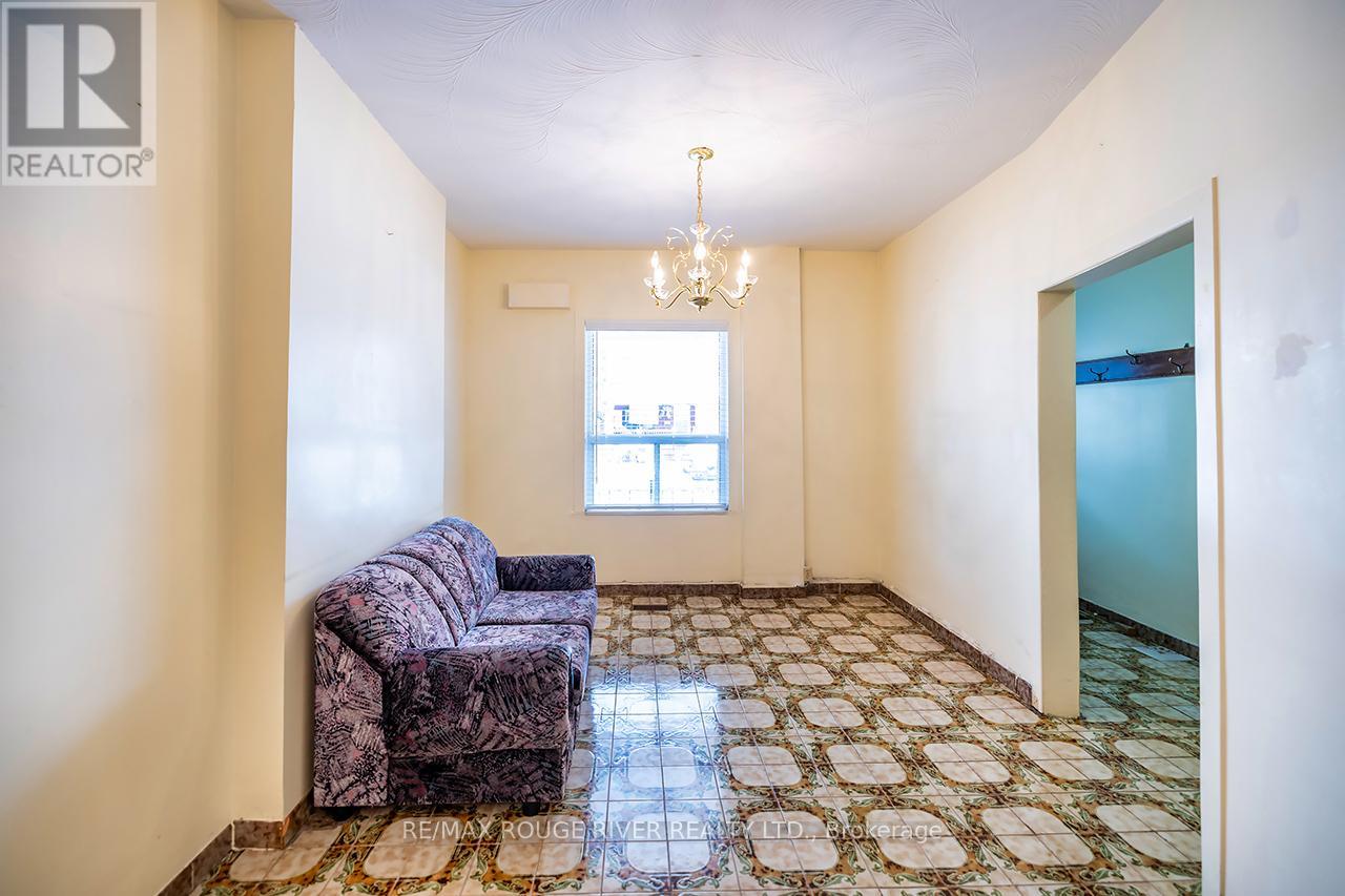 17 Talbot Street, Toronto, Ontario  M6N 1G5 - Photo 7 - W12537712