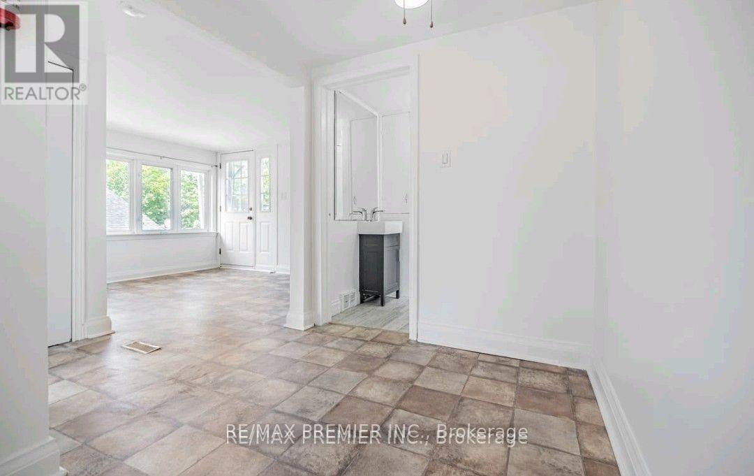 2-Upper - 58 Joseph Street, Brampton, Ontario  L6X 1H8 - Photo 10 - W12537740