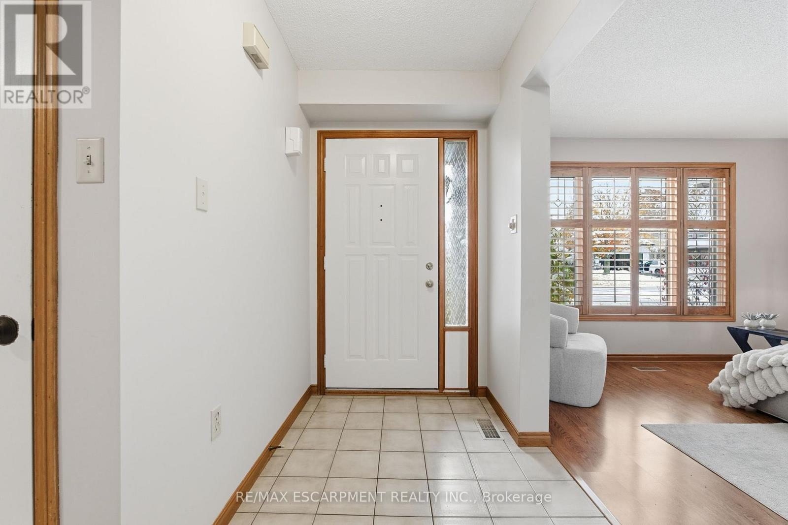 121 Parkwood Crescent, Hamilton, Ontario  L8V 4Z6 - Photo 4 - X12537462