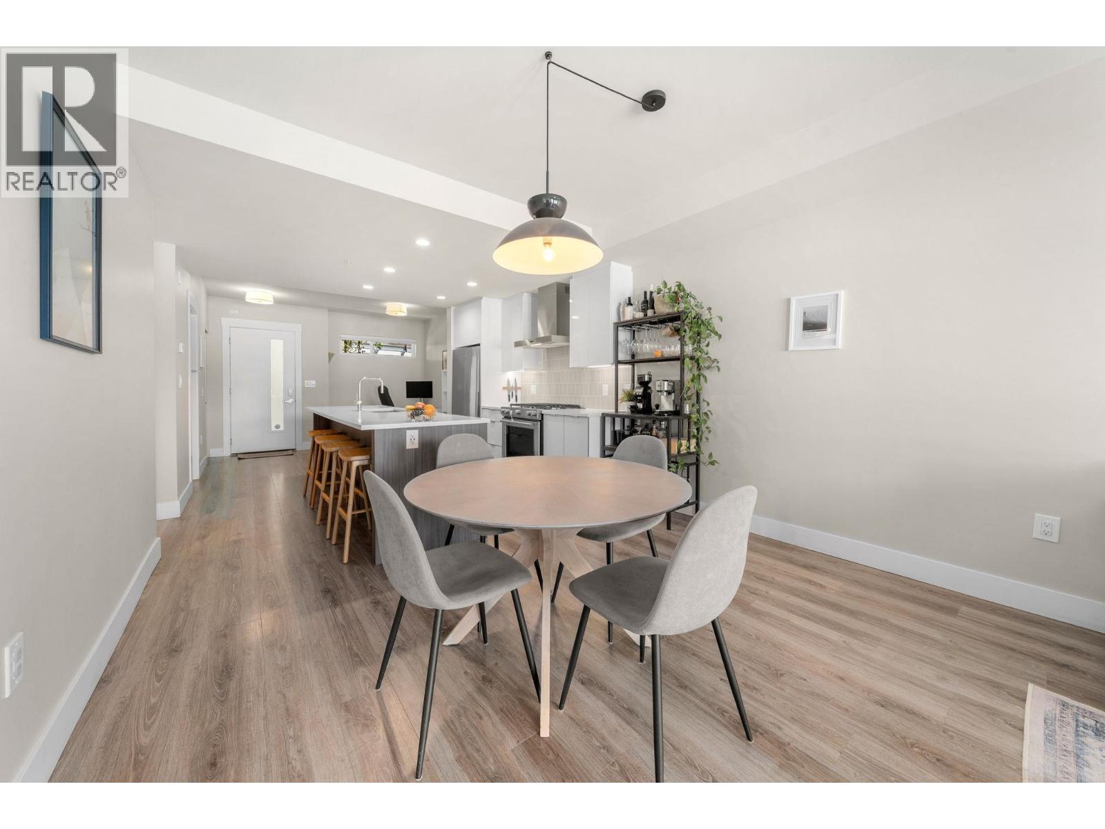 302 1496 CHARLOTTE ROAD, North Vancouver, British Columbia