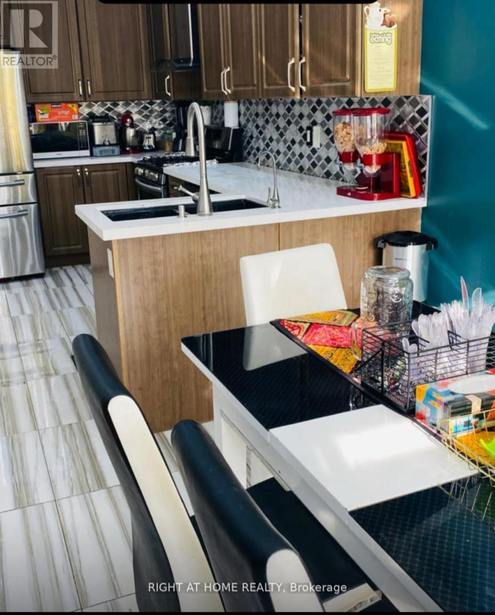 98 Cookview Drive, Brampton, Ontario L6R 3V1 - Photo 2 - W12405394